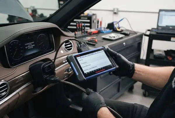 فني يبرمج مفتاح سيارة عبر منفذ OBD2